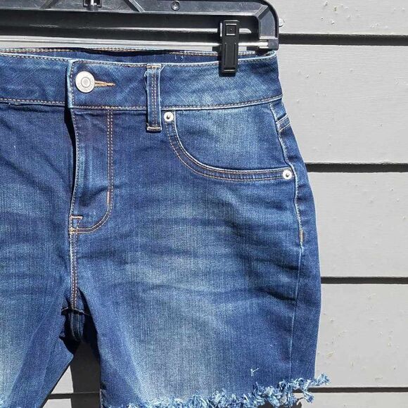Maurices High Rise Frayed Cut Off Jeans size Medium - Picture 10 of 11